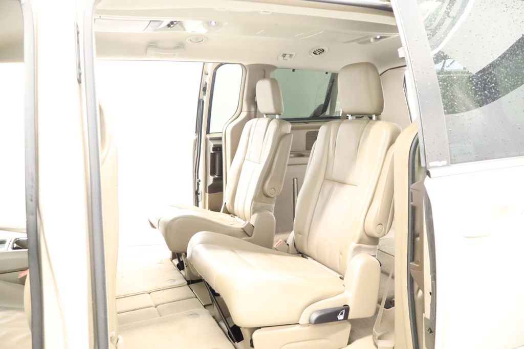 Thumbnail: 2014 Chrysler Town & Country - 30