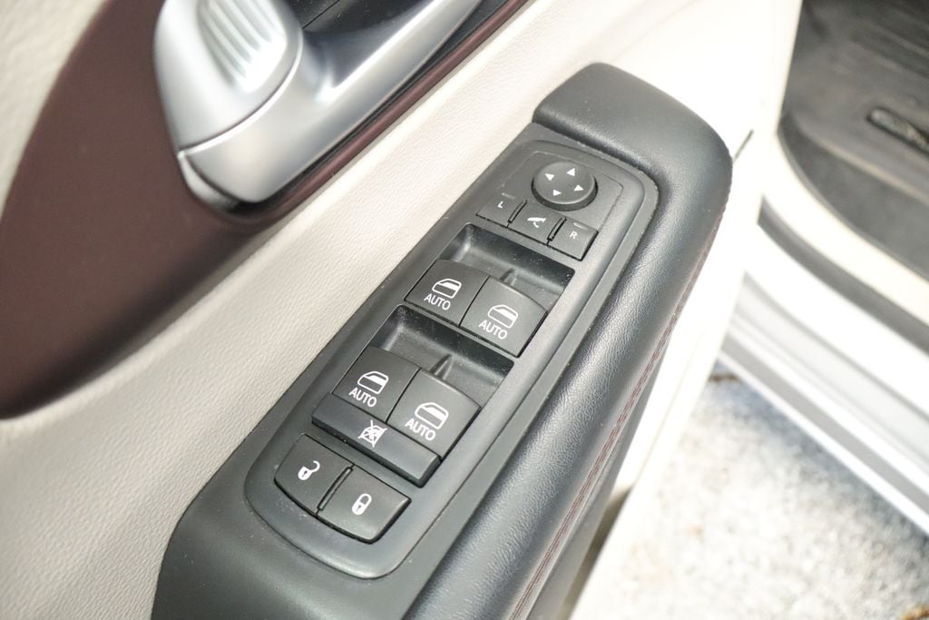 Thumbnail: 2017 Chrysler Pacifica - 25