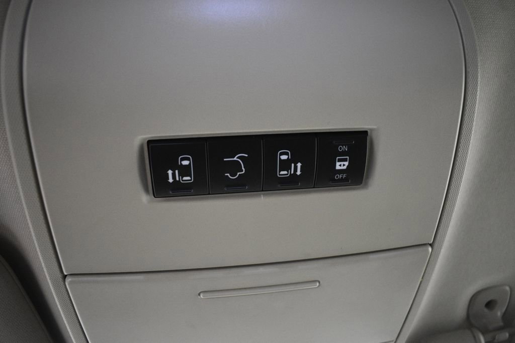 Thumbnail: 2014 Chrysler Town & Country - 35