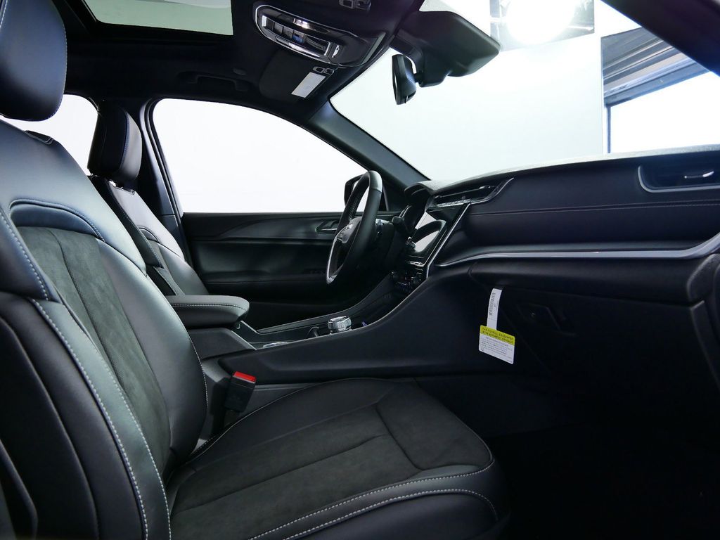 Thumbnail: 2024 Jeep Grand Cherokee - 24