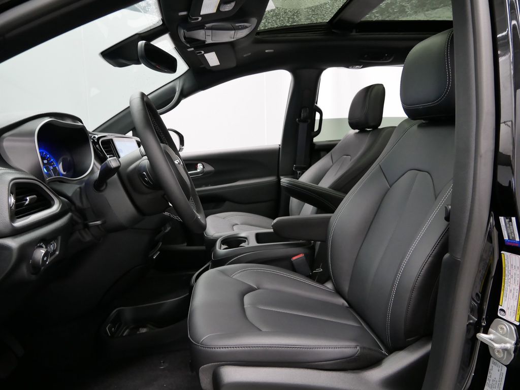 Thumbnail: 2026 Chrysler Pacifica - 3