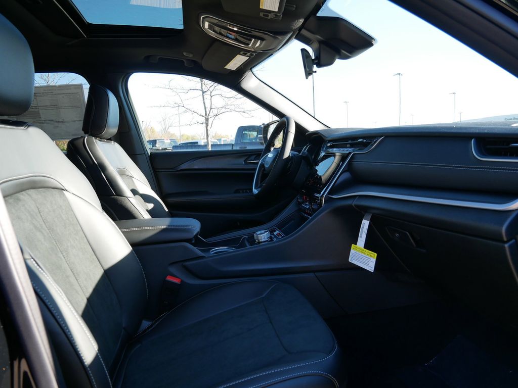 Thumbnail: 2025 Jeep Grand Cherokee - 21