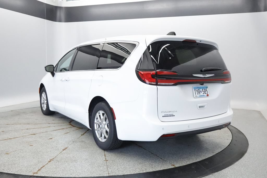 Thumbnail: 2026 Chrysler Pacifica - 3