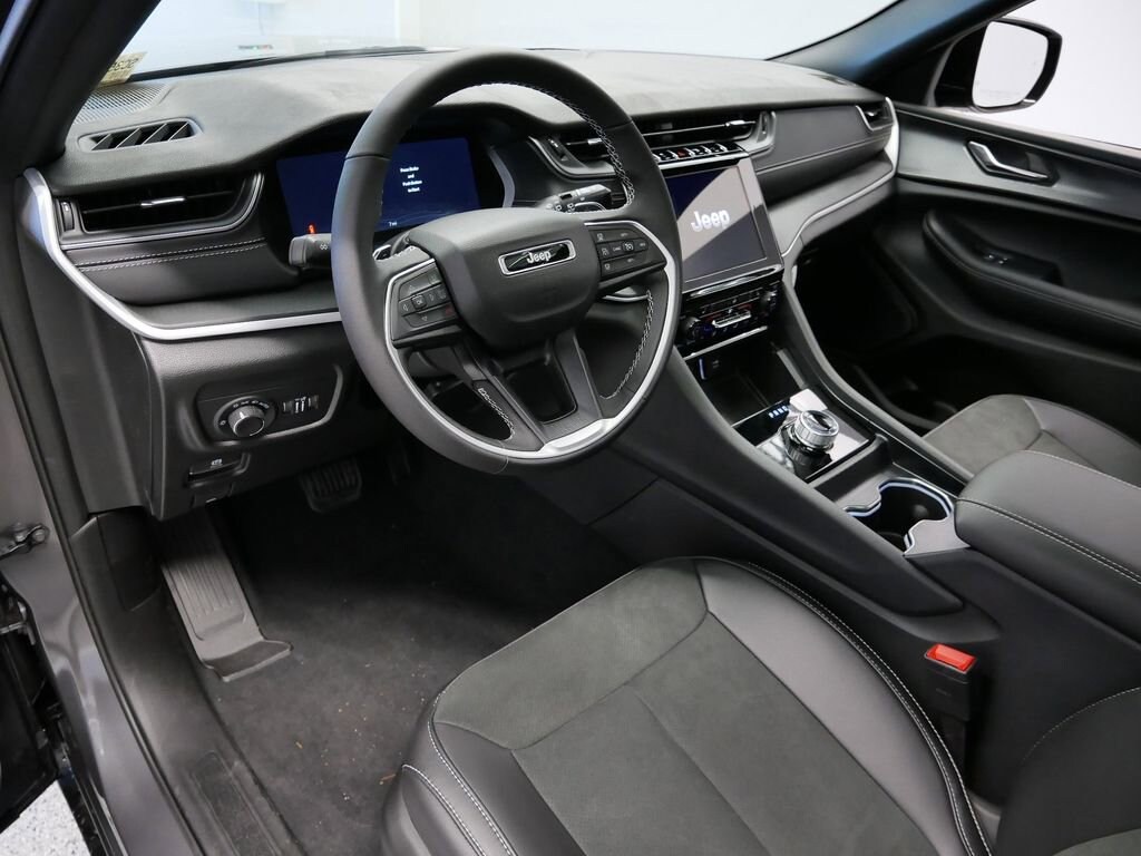 New 2025 Jeep Grand Cherokee Laredo SUV