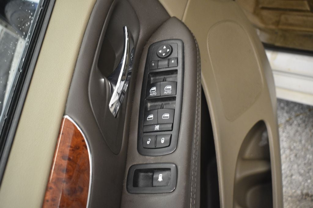 Thumbnail: 2015 Chrysler Town & Country - 30