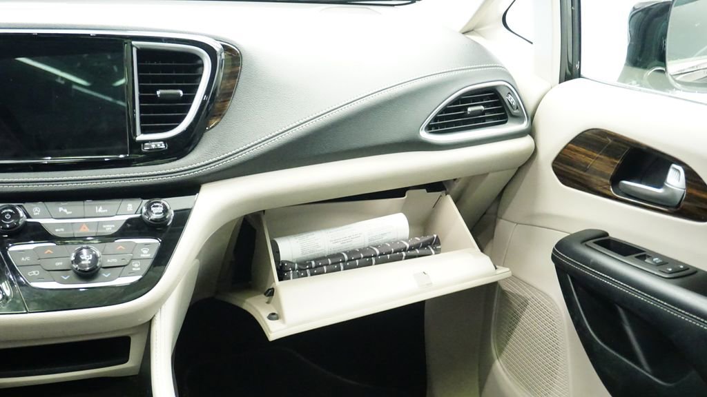 Thumbnail: 2023 Chrysler Pacifica - 20