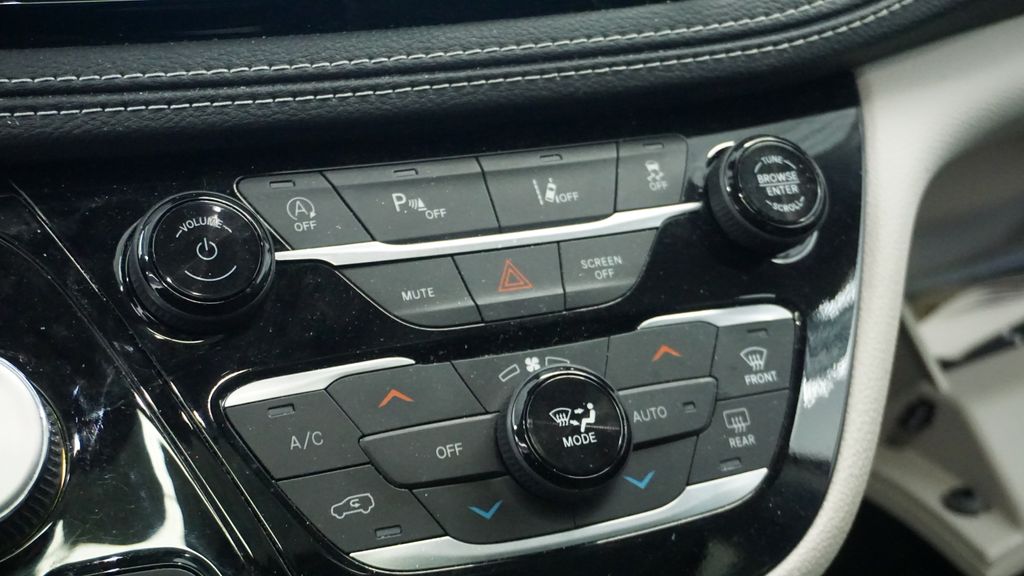 Thumbnail: 2023 Chrysler Pacifica - 32