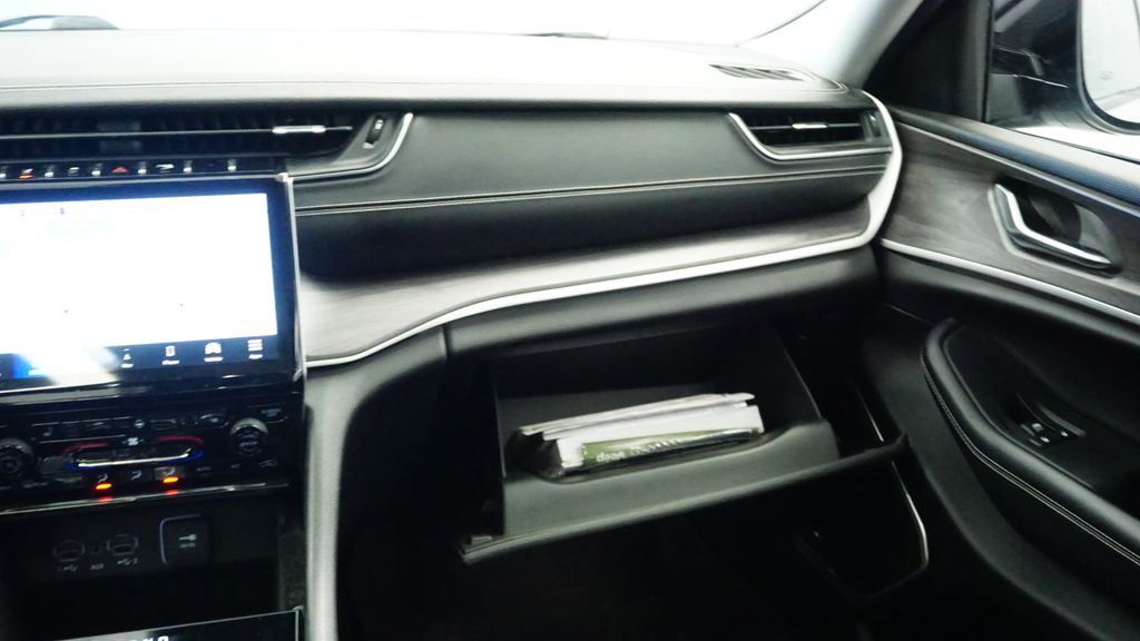 Thumbnail: 2022 Jeep Grand Cherokee - 25