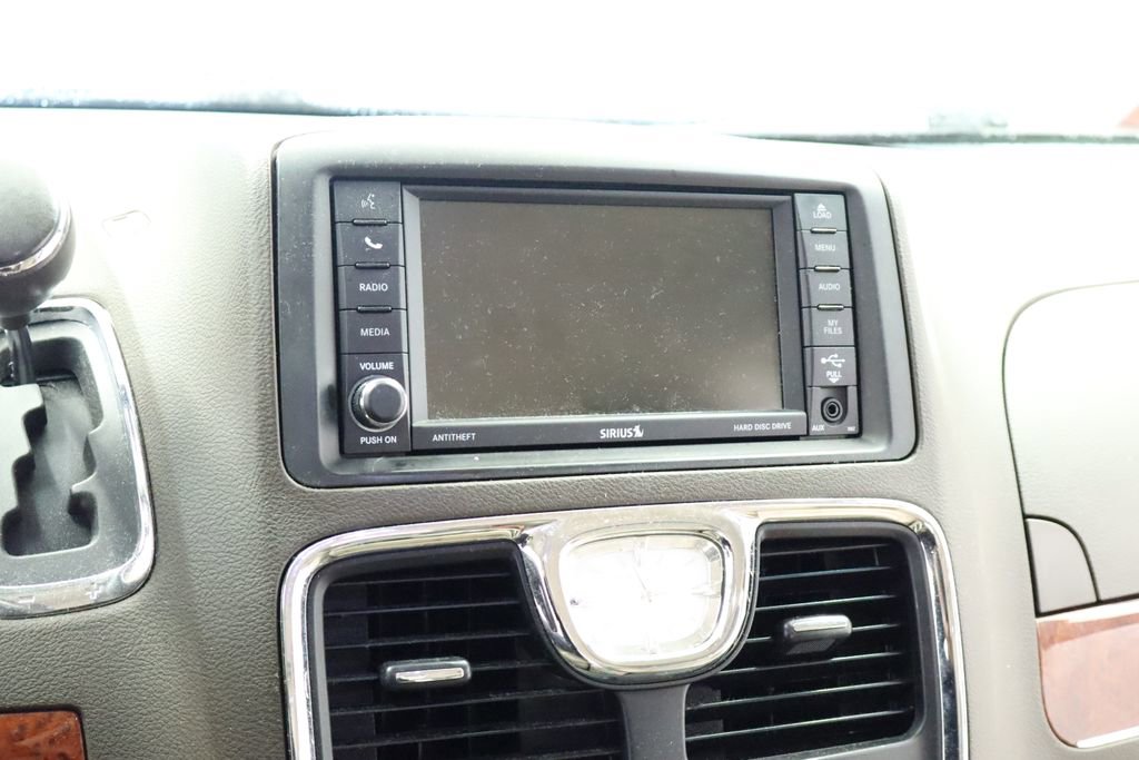 Thumbnail: 2014 Chrysler Town & Country - 28