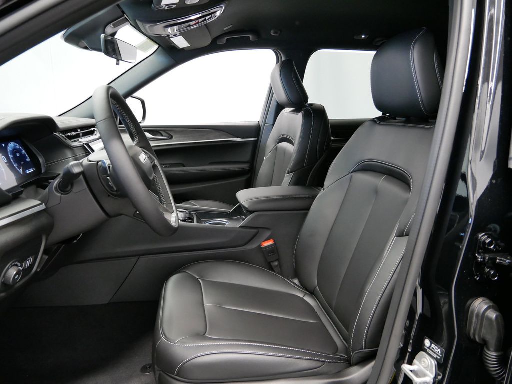 Thumbnail: 2025 Jeep Grand Cherokee - 3