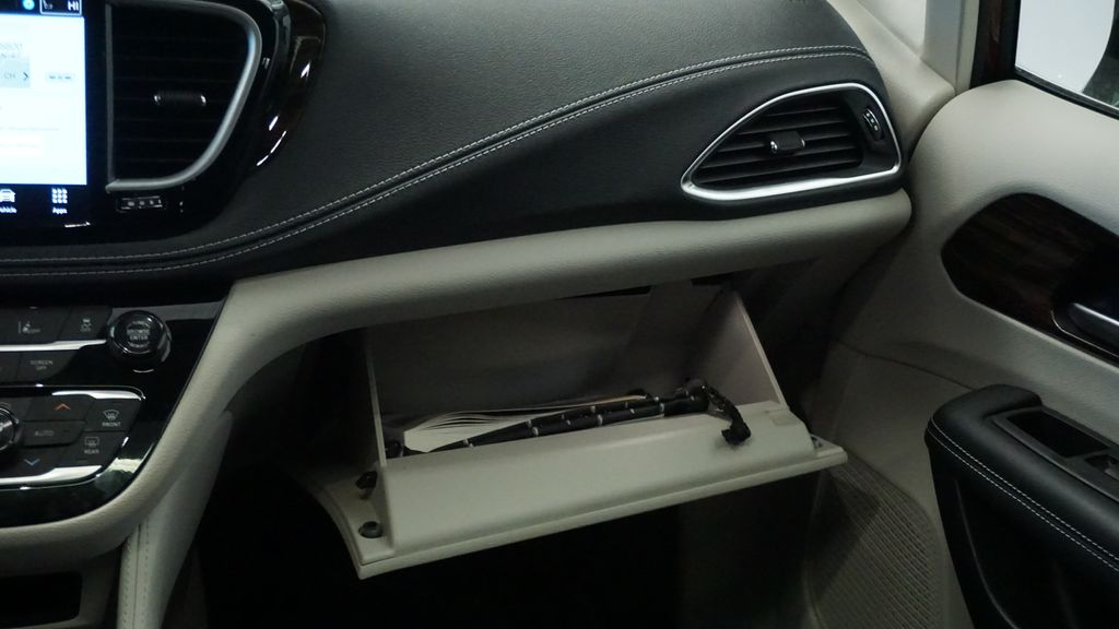 Thumbnail: 2023 Chrysler Pacifica - 25