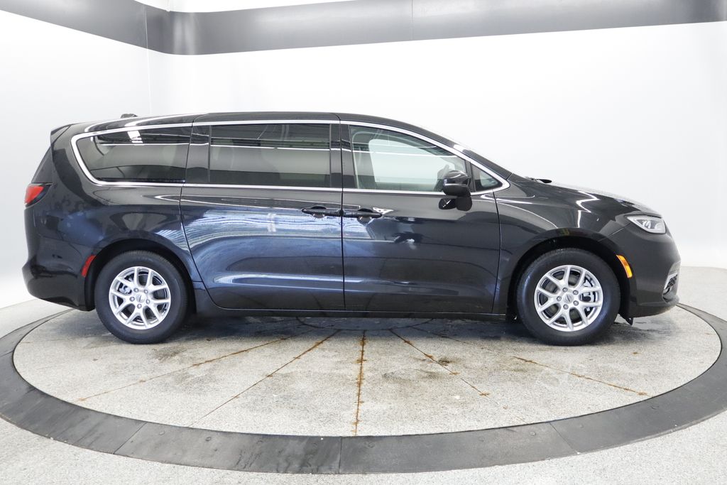 Thumbnail: 2023 Chrysler Pacifica - 8