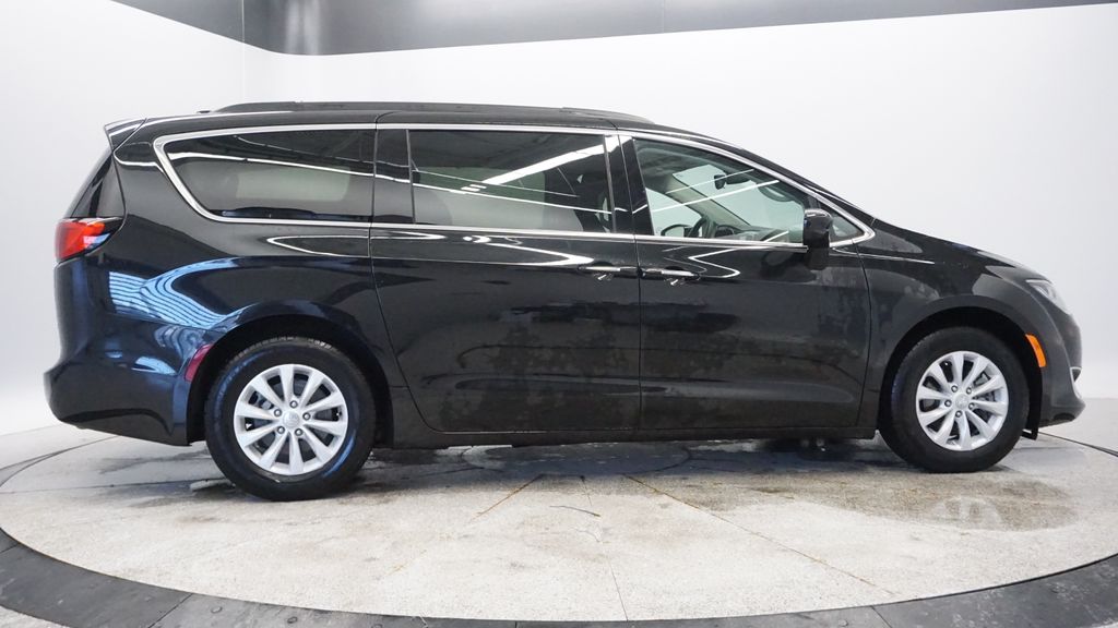 Thumbnail: 2018 Chrysler Pacifica - 8