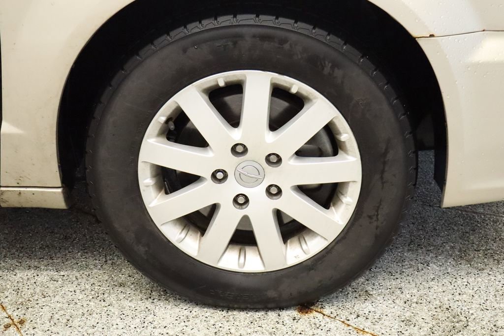 Thumbnail: 2014 Chrysler Town & Country - 14