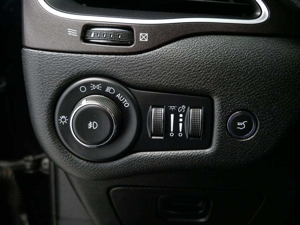 Thumbnail: 2022 Jeep Cherokee - 25