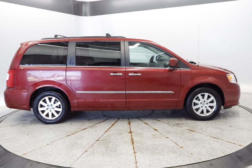Thumbnail: 2016 Chrysler Town & Country - 5