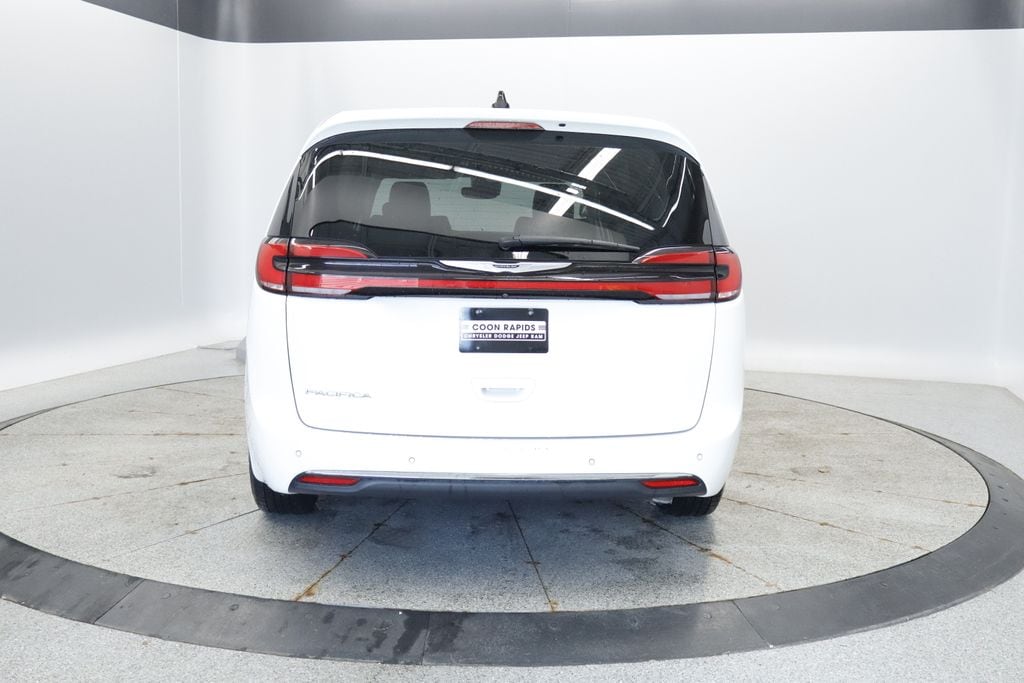 Thumbnail: 2023 Chrysler Pacifica - 4