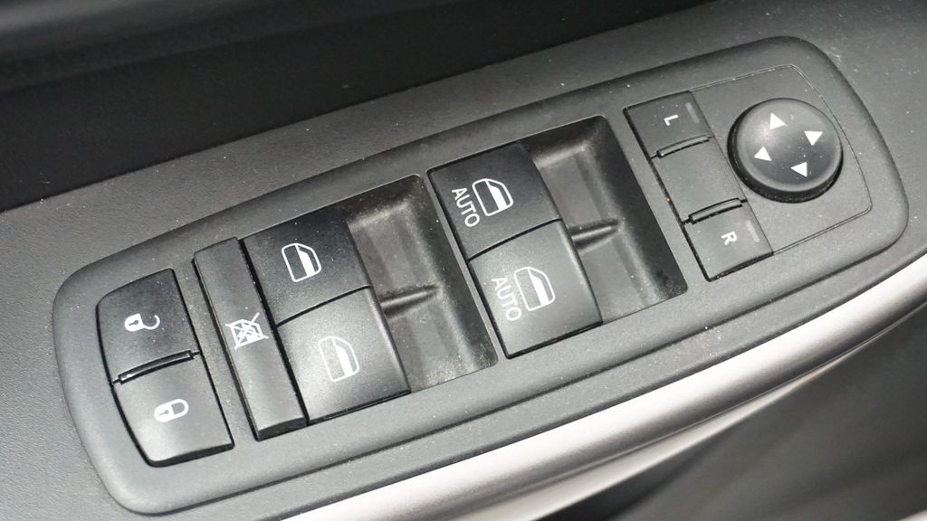 Thumbnail: 2019 Jeep Cherokee - 29