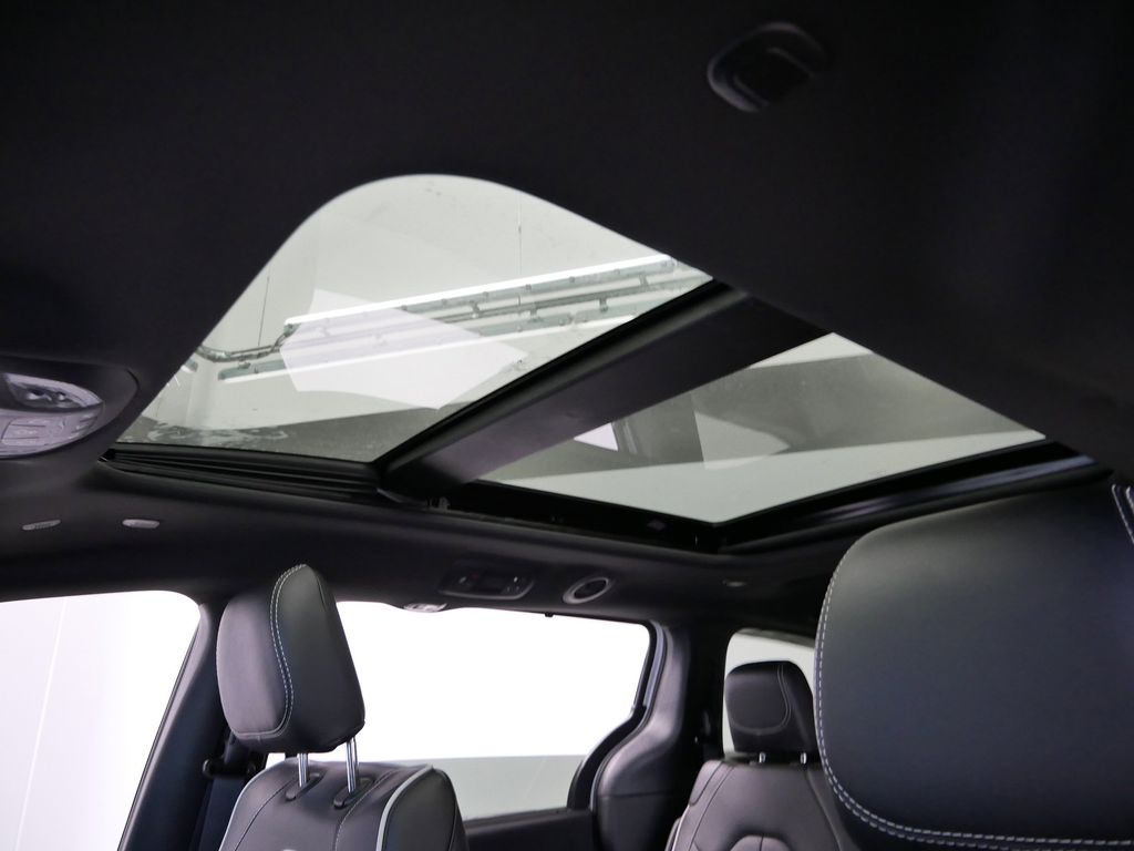 Thumbnail: 2026 Chrysler Pacifica - 4