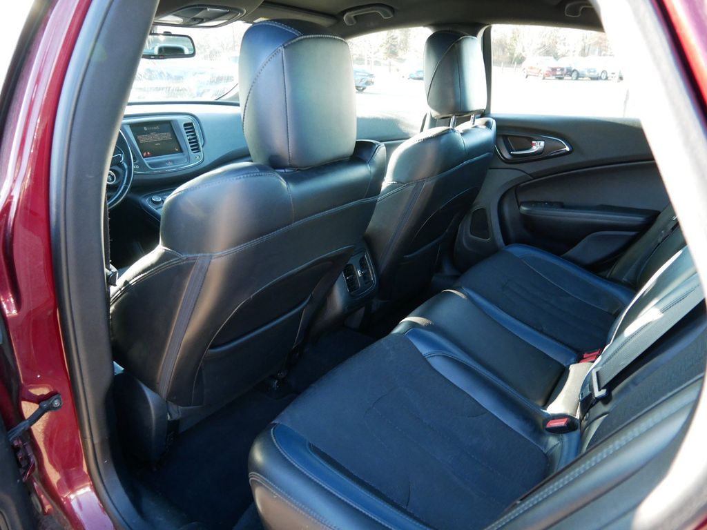 2015 Chrysler 200 S 10