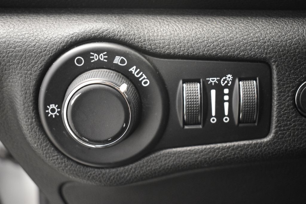 Thumbnail: 2015 Chrysler 200 - 18