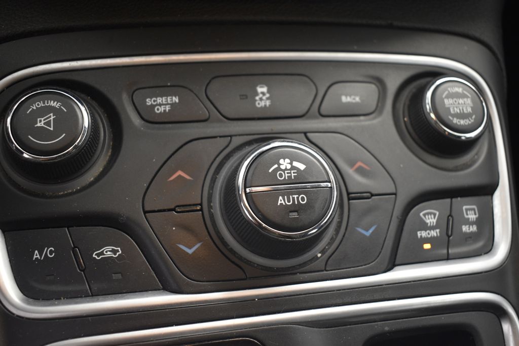 Thumbnail: 2015 Chrysler 200 - 21