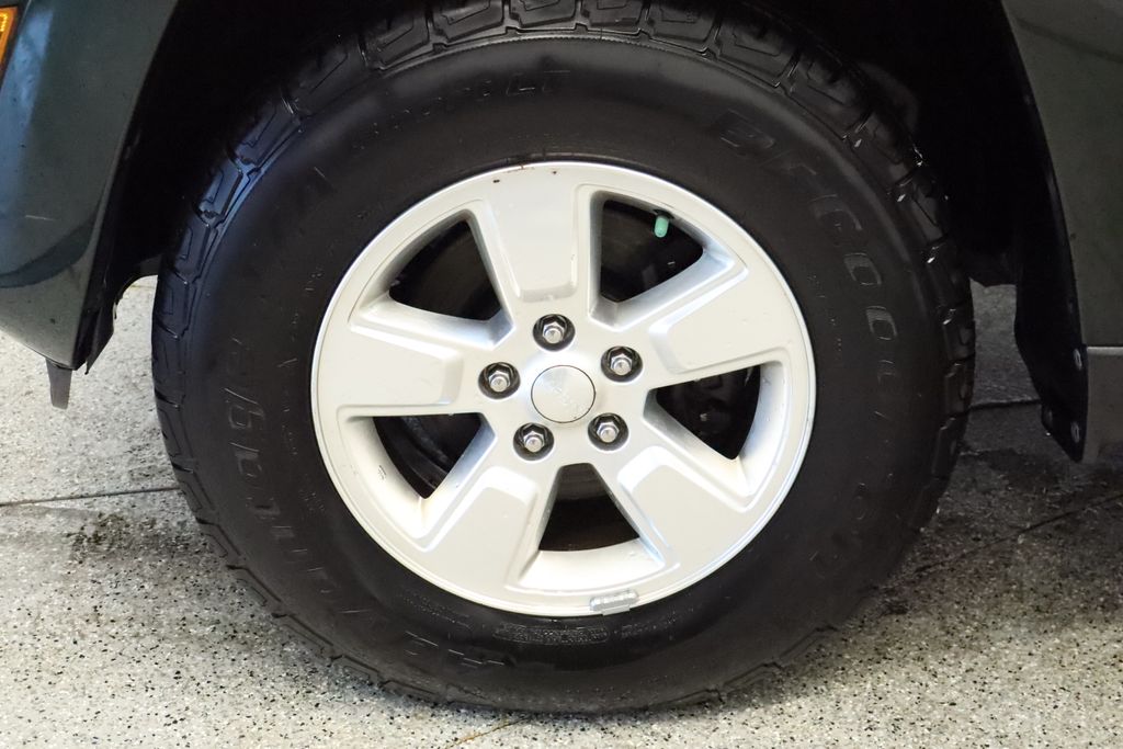 Thumbnail: 2012 Jeep Liberty - 11