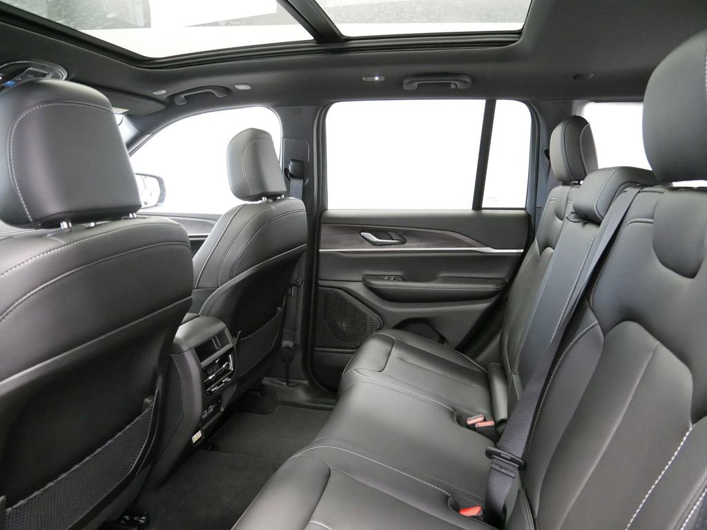 2025 Jeep Grand Cherokee Limited Edition 29