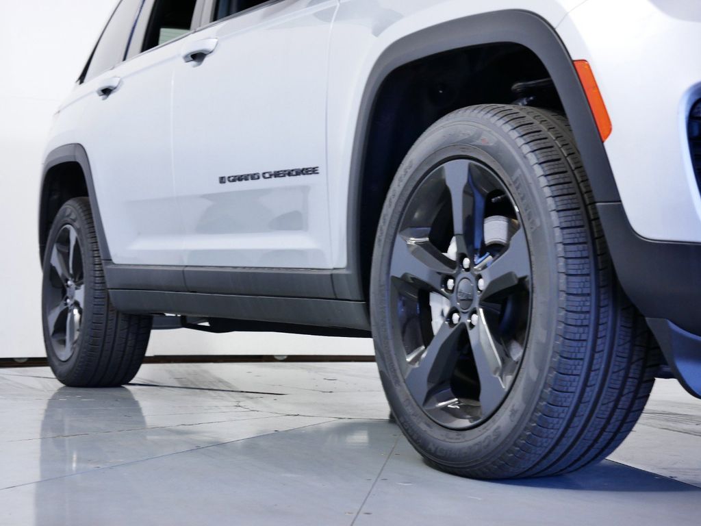 Thumbnail: 2025 Jeep Grand Cherokee - 8
