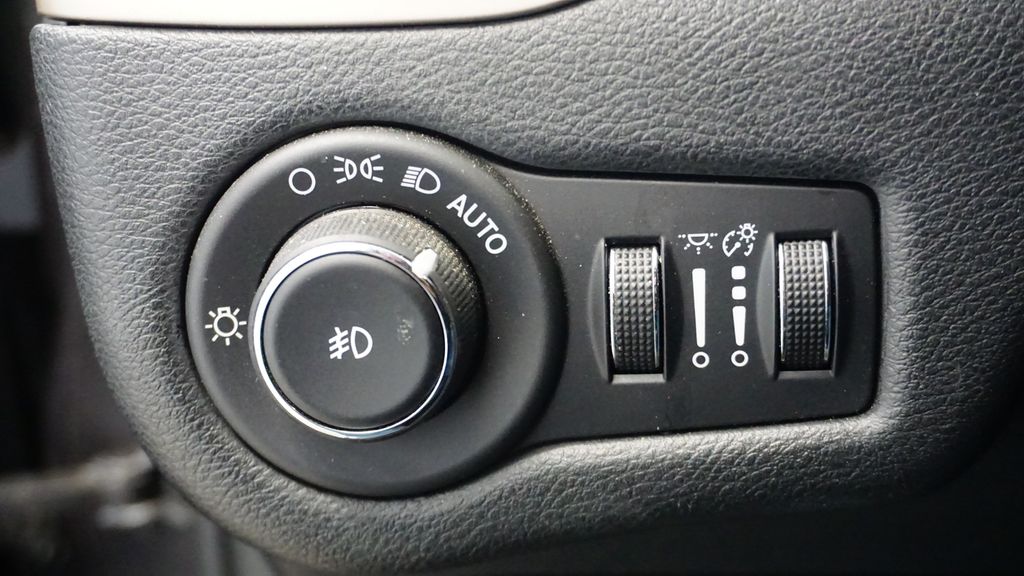 Thumbnail: 2015 Jeep Cherokee - 29