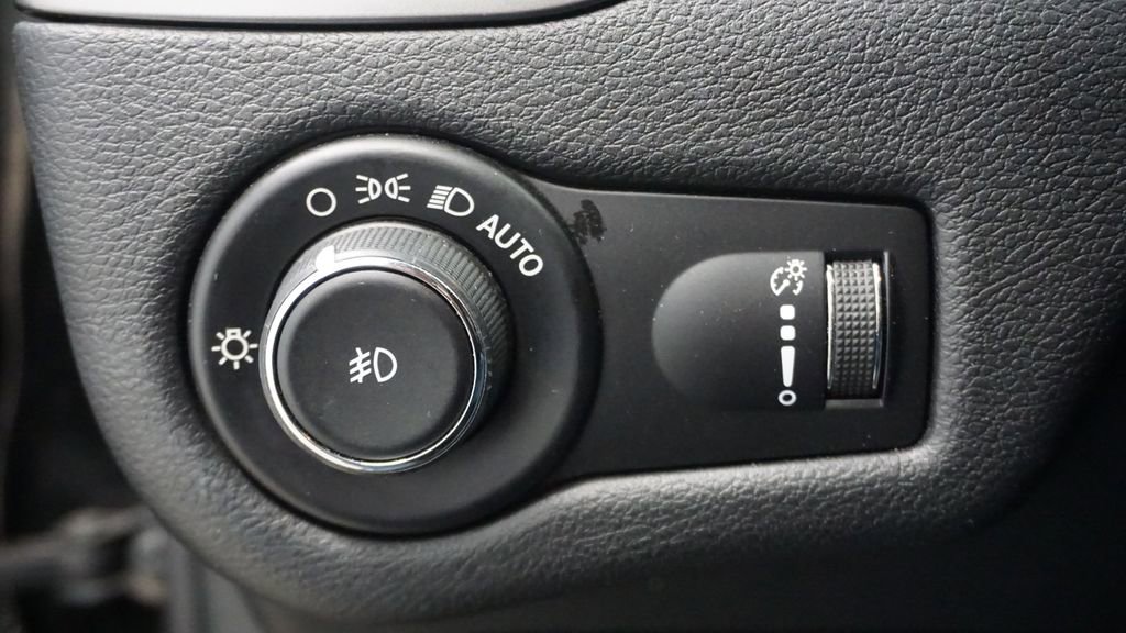 Thumbnail: 2019 Jeep Cherokee - 30