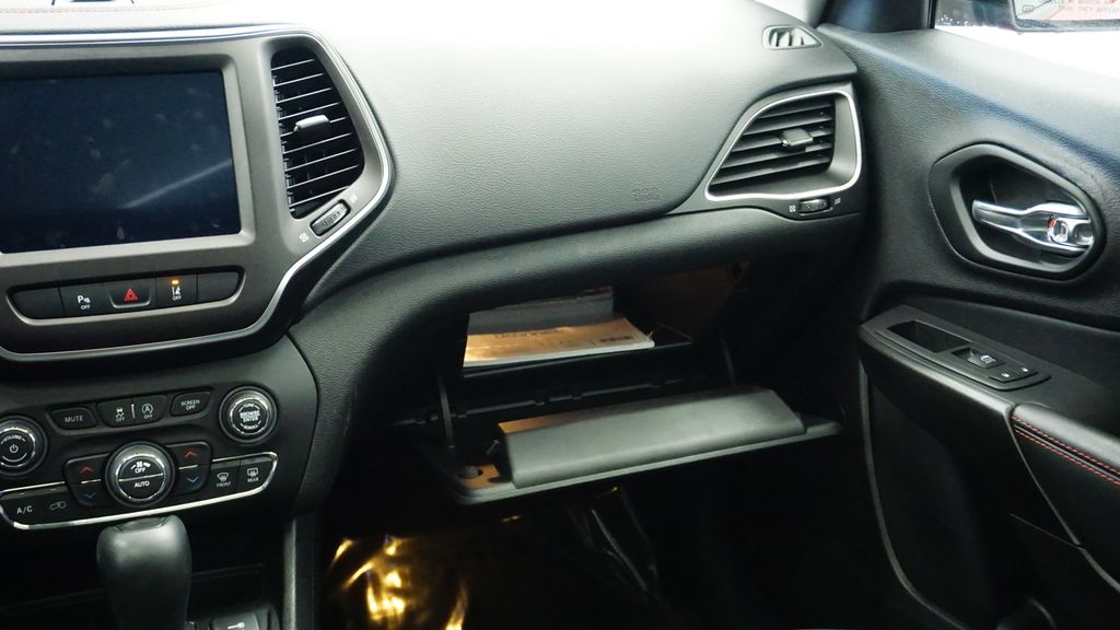 Thumbnail: 2021 Jeep Cherokee - 24