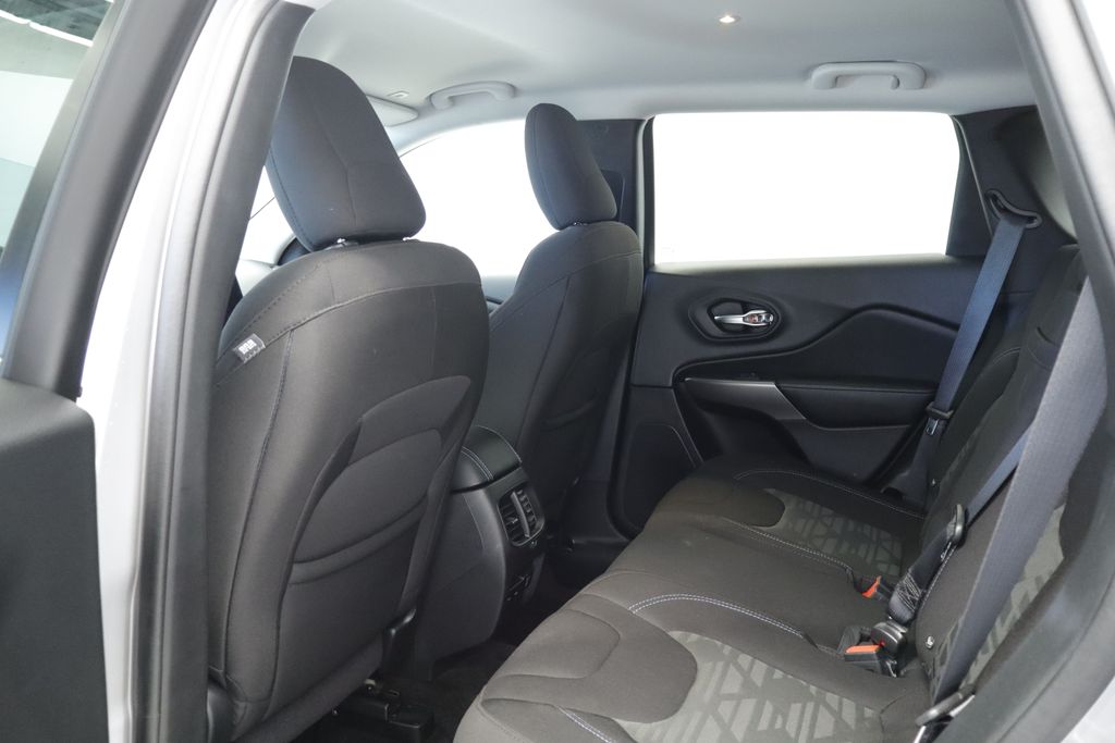 Thumbnail: 2019 Jeep Cherokee - 16