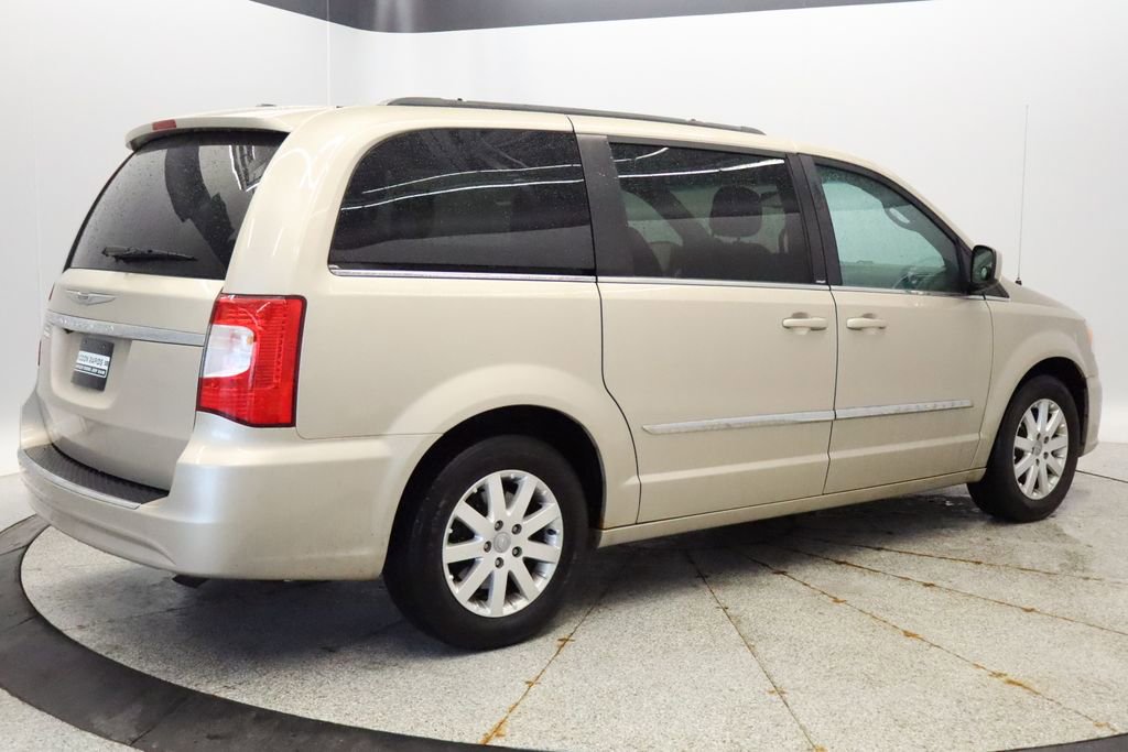 Thumbnail: 2014 Chrysler Town & Country - 5