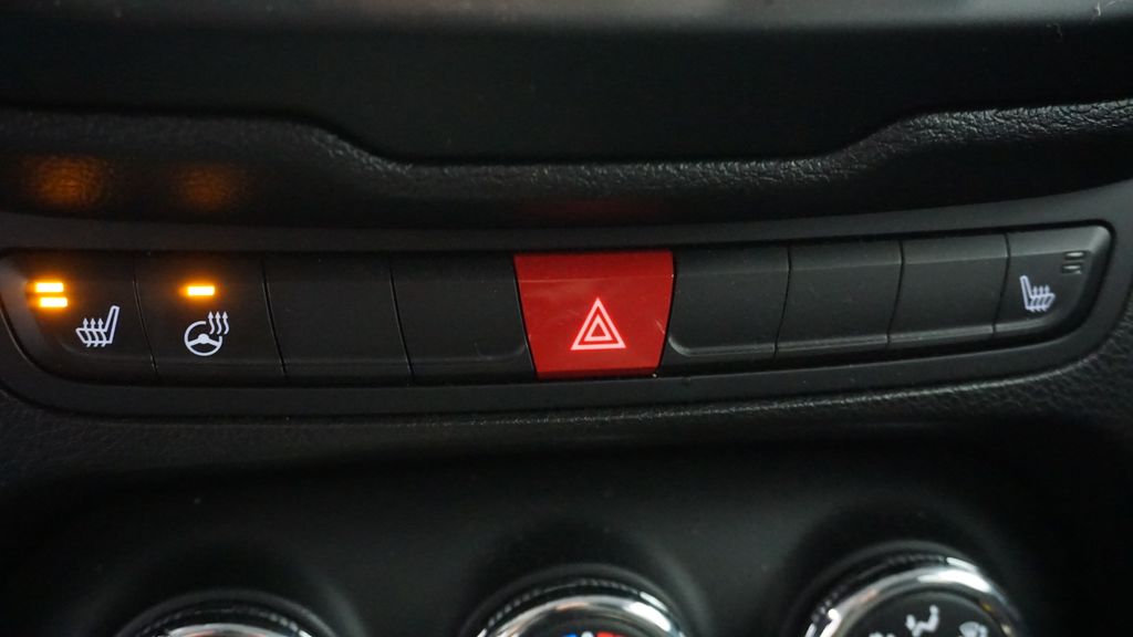 Thumbnail: 2017 Jeep Renegade - 34