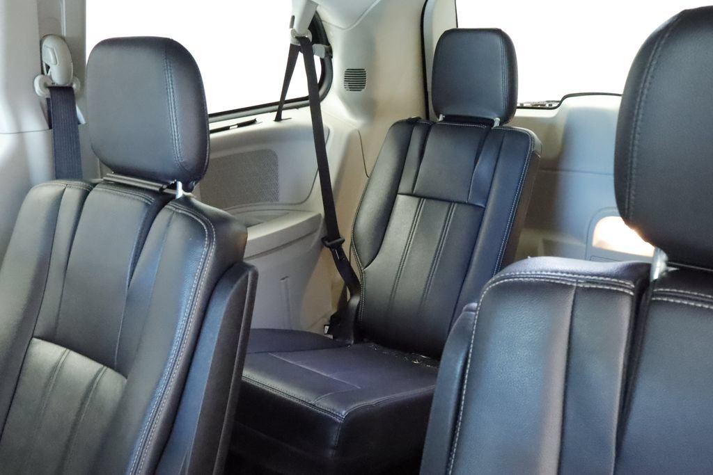Thumbnail: 2016 Chrysler Town & Country - 18