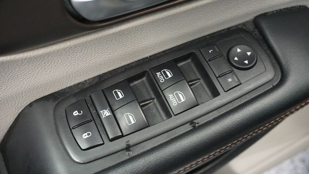 Thumbnail: 2018 Chrysler Pacifica - 27