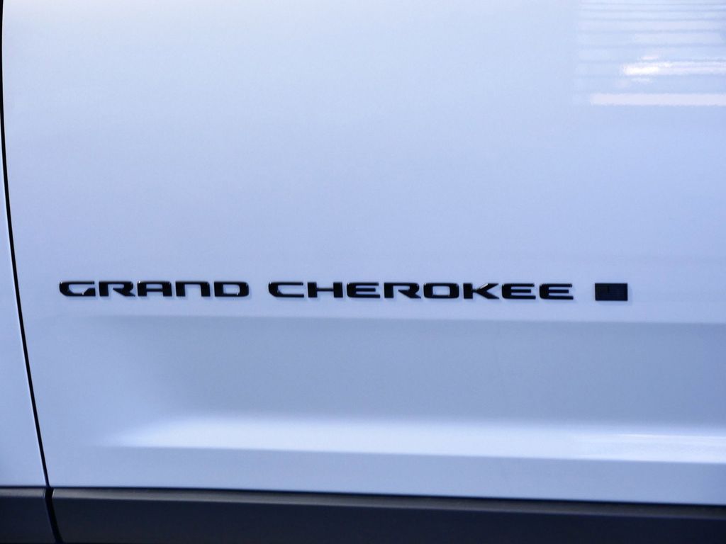 Thumbnail: 2025 Jeep Grand Cherokee L - 18