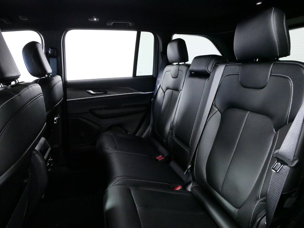 Thumbnail: 2024 Jeep Grand Cherokee - 32