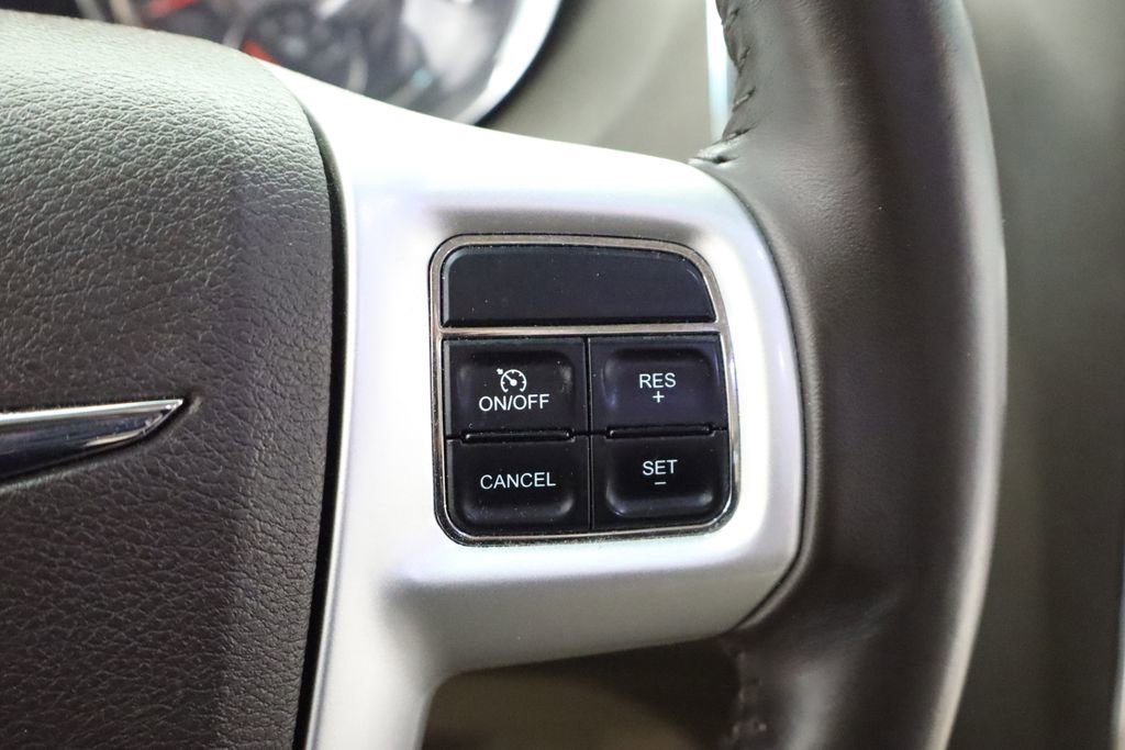 Thumbnail: 2014 Chrysler Town & Country - 24