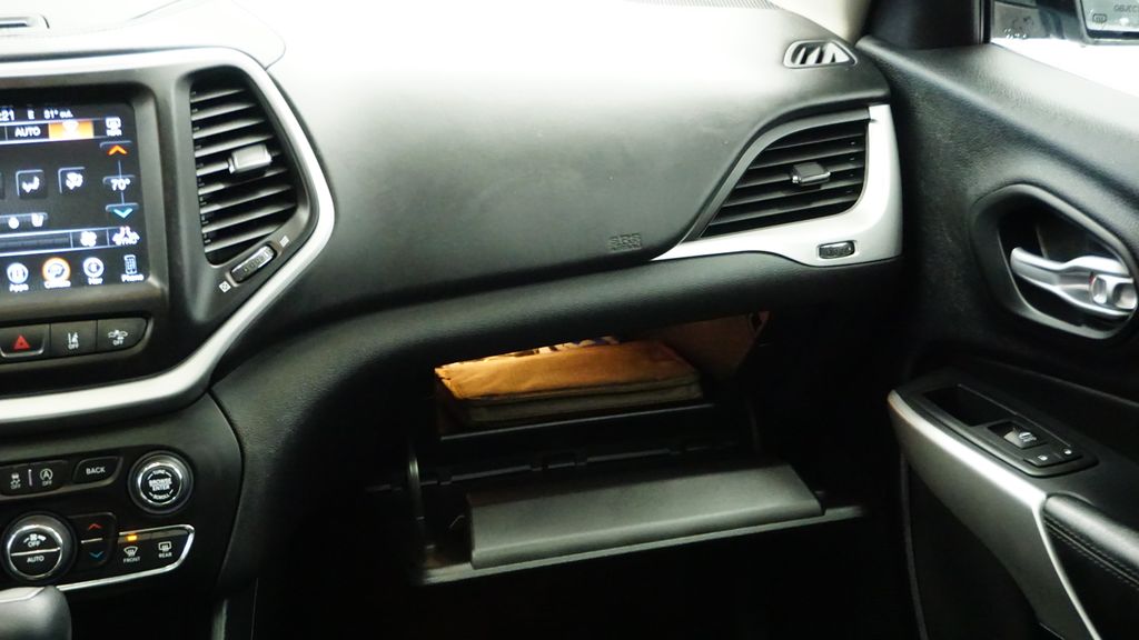 Thumbnail: 2016 Jeep Cherokee - 22