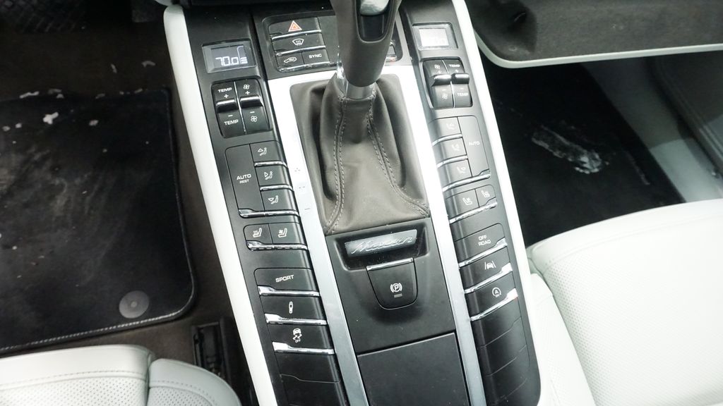 Thumbnail: 2017 Porsche Macan - 28