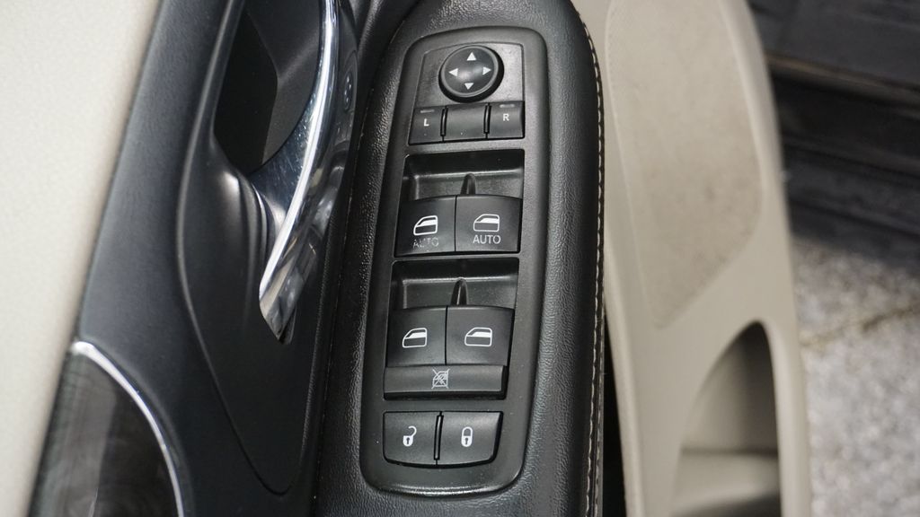 Thumbnail: 2014 Chrysler Town & Country - 30