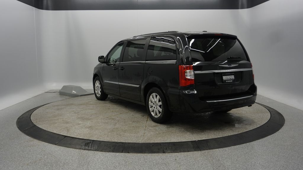 Thumbnail: 2014 Chrysler Town & Country - 6