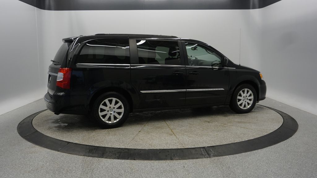 Thumbnail: 2014 Chrysler Town & Country - 12