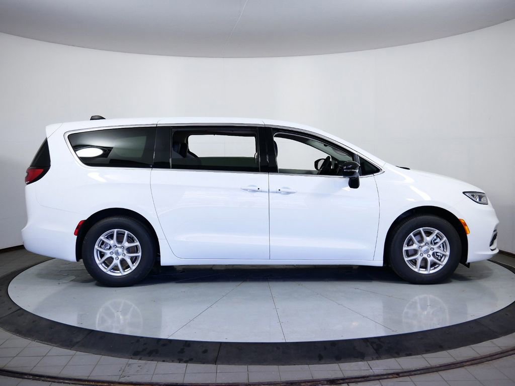 Thumbnail: 2024 Chrysler Pacifica - 9