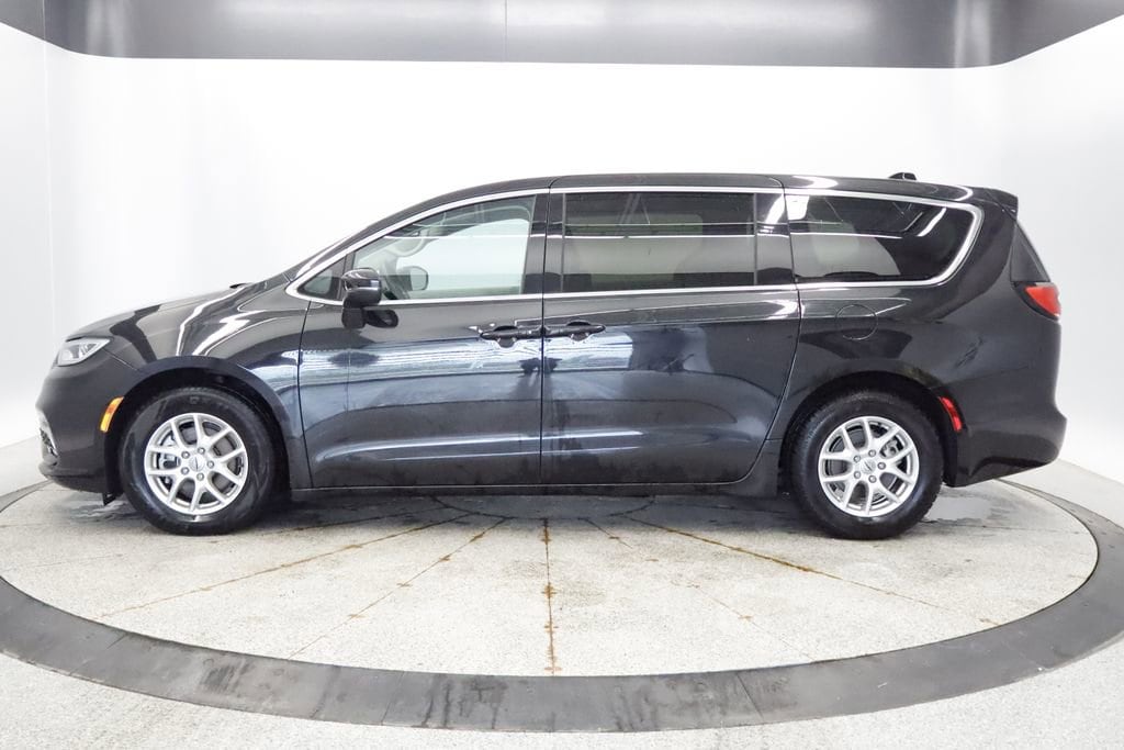 Thumbnail: 2023 Chrysler Pacifica - 2