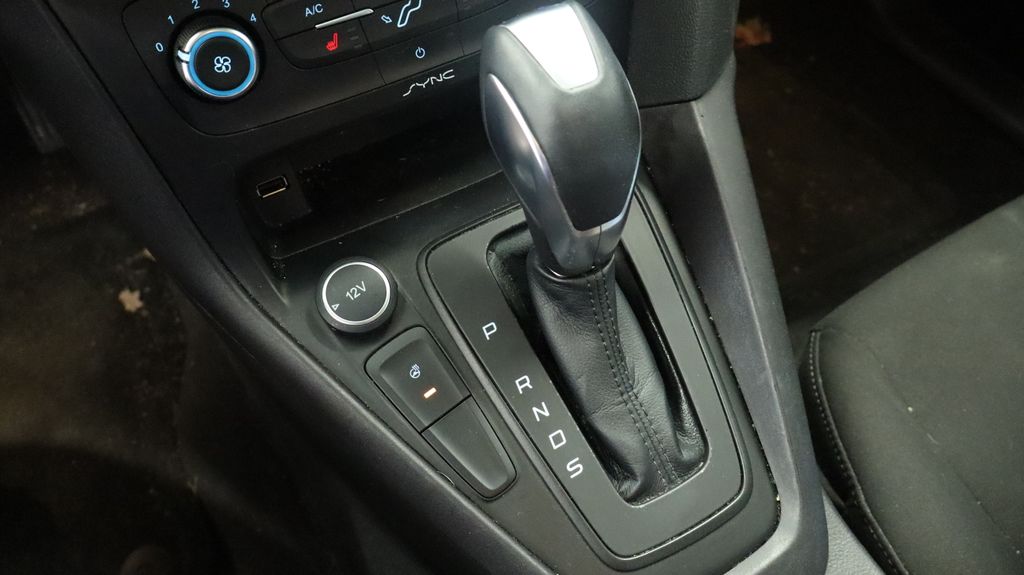 Thumbnail: 2015 Ford Focus - 27