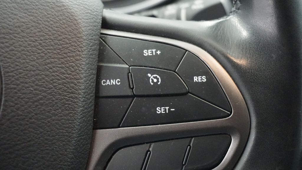 Thumbnail: 2019 Jeep Cherokee - 37