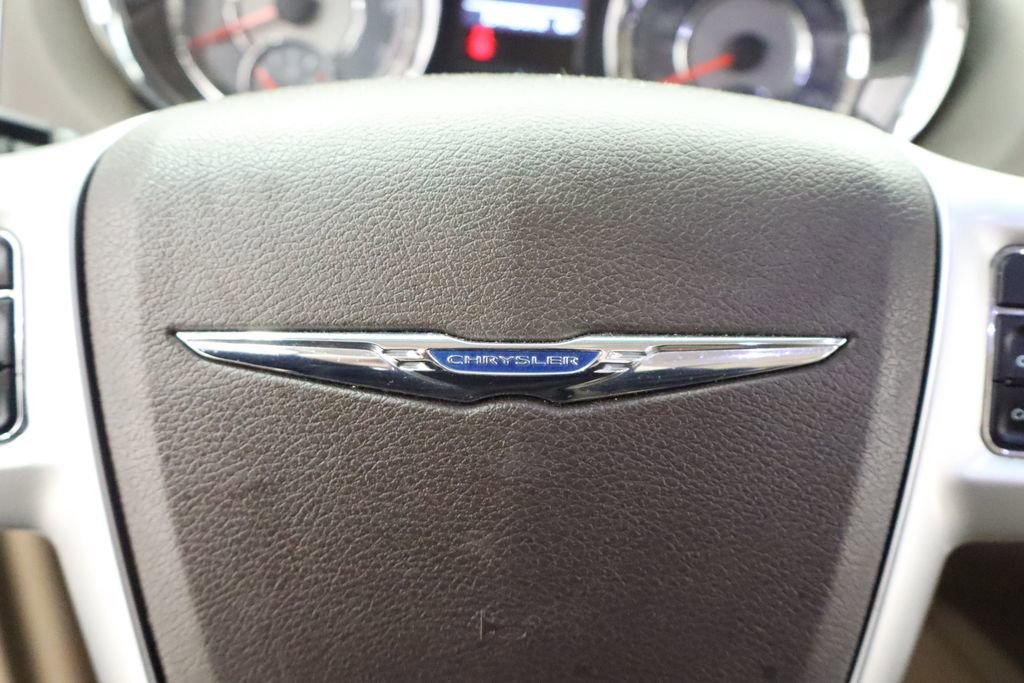 Thumbnail: 2014 Chrysler Town & Country - 25
